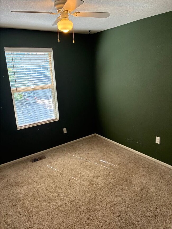 Building Photo - 3 Bedroom, 2.5 Bath Townhome with 2 Car At...
