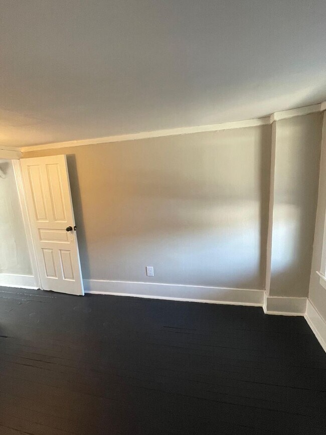 Building Photo - Newly Renovated 3BR Home – Move-In Ready