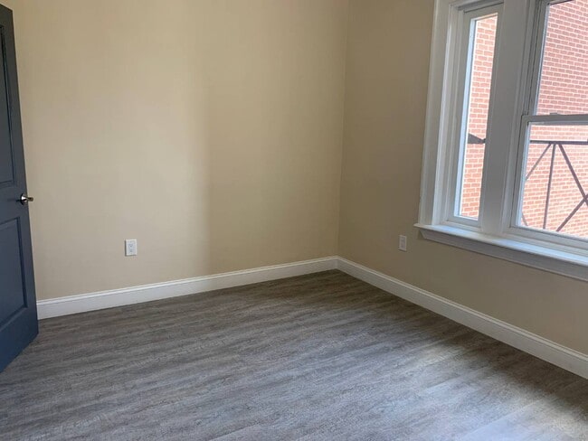 Building Photo - 29 Elk St