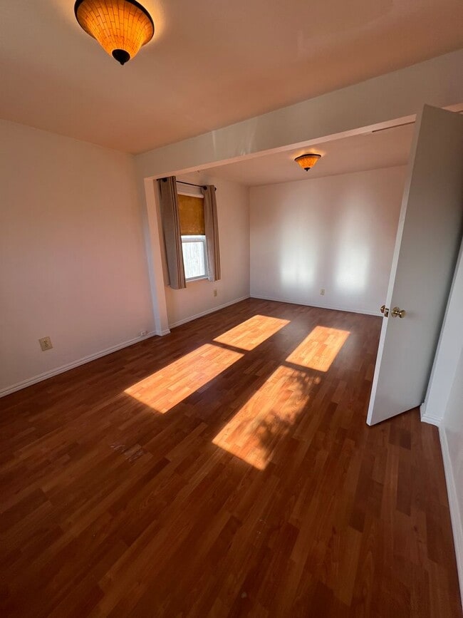 Building Photo - Charming Fields Landing House w/ Large Garage!
