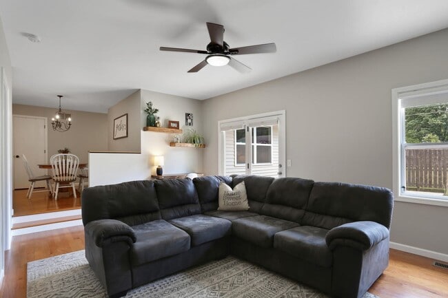 Building Photo - New Rental! 3 Bed, 2 Bath, 2 Car Garage, F...