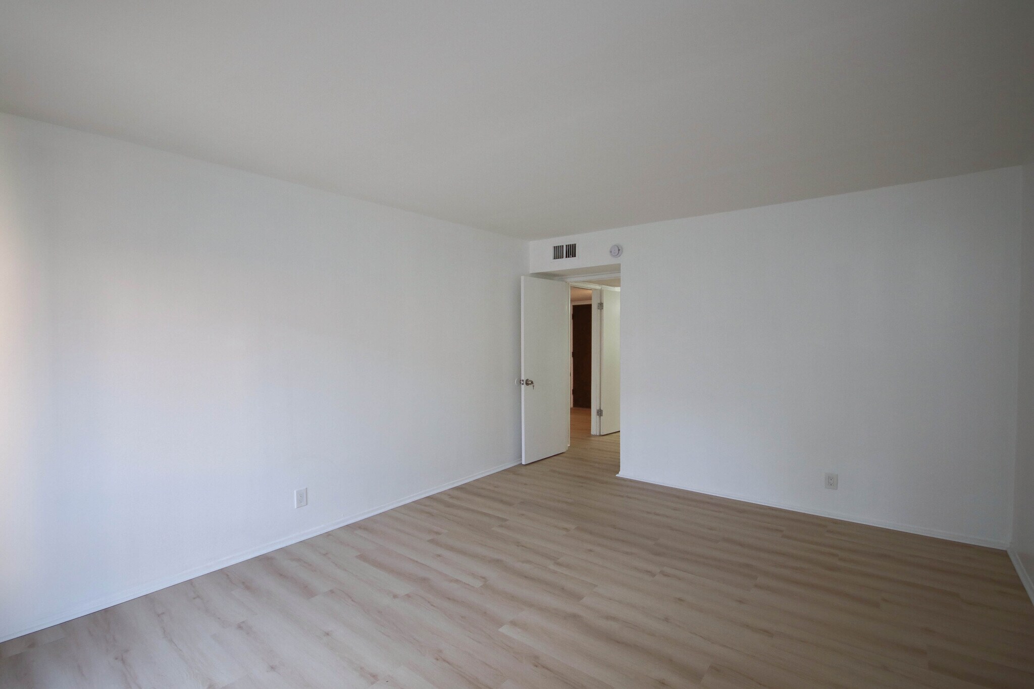 Building Photo - 1127 E Del Mar Blvd