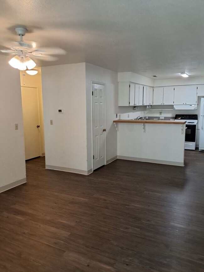 Building Photo - 3 bedroom duplex