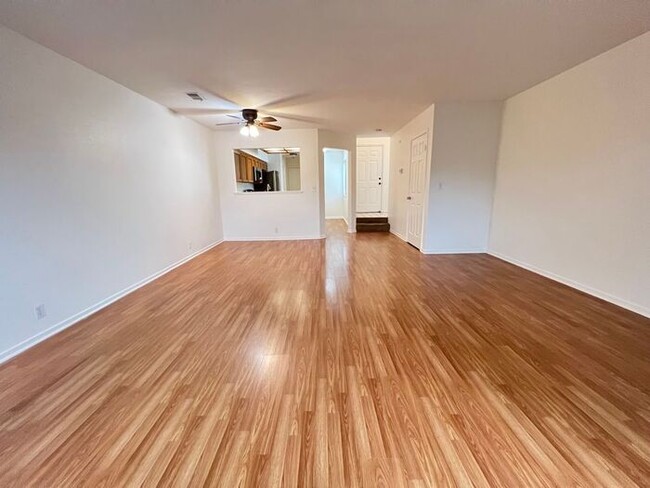 Building Photo - 2BD/2.5BA Townhouse w/ New Appliances & HV...