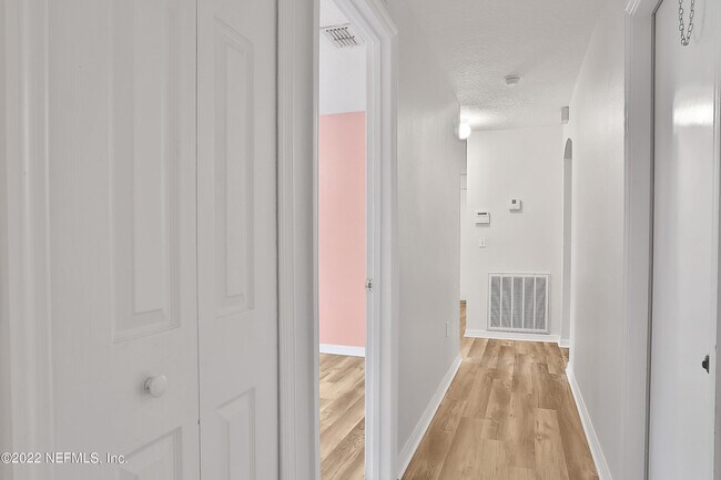 Building Photo - 11 Wheatfield Dr