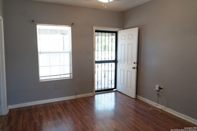 Building Photo - Super Cute 2Bed/1Bath Home for Lease! Available NOW!
