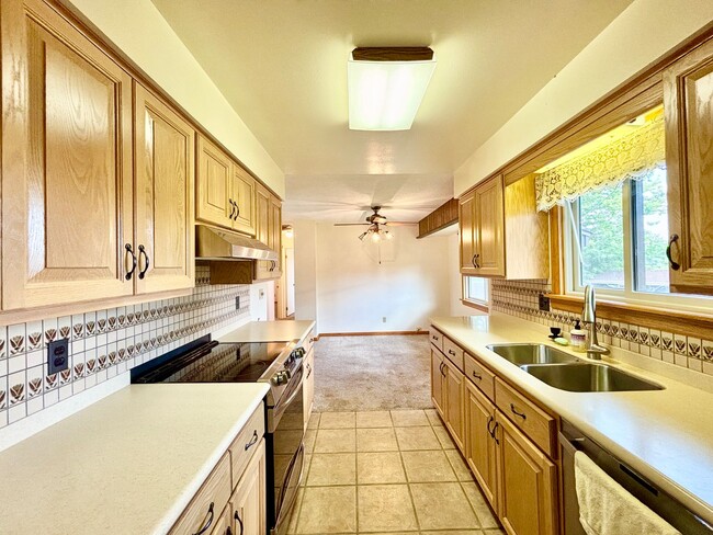Building Photo - Amazing Lakewood Brick Ranch!
