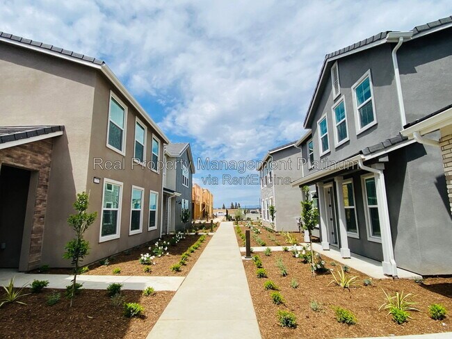 Building Photo - 2752 E Tamarind Dr