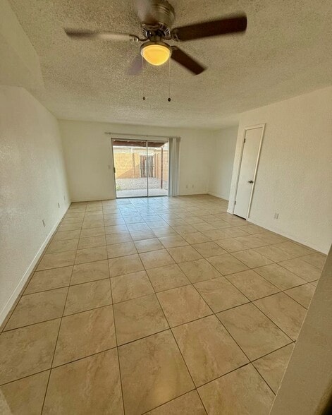Living Room - 1510 E 26th Ln