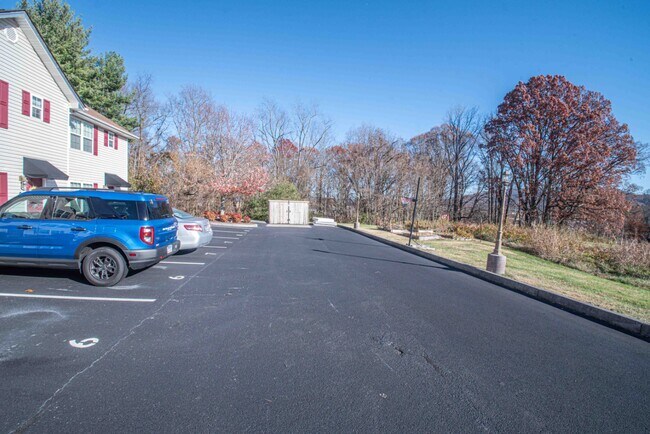 Building Photo - 614 N Center St