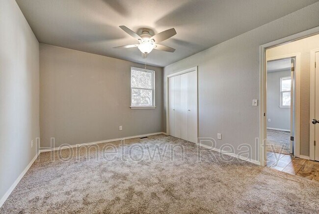 Building Photo - 606 Oak Creek Dr