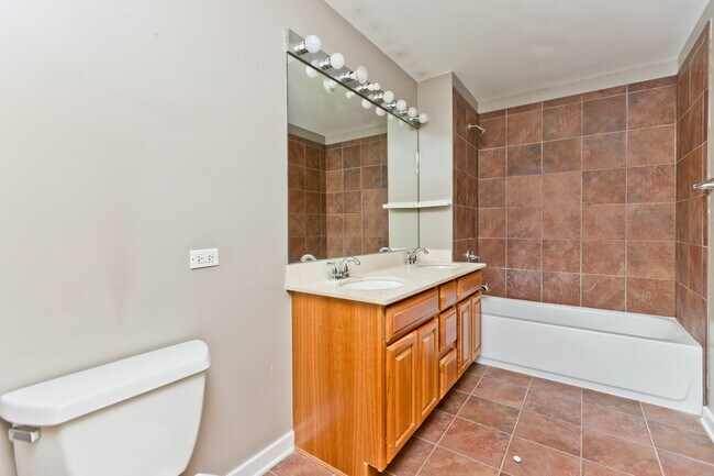 Building Photo - 622 W Van Buren St