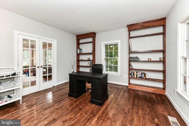Building Photo - 2030 Spring Branch Dr