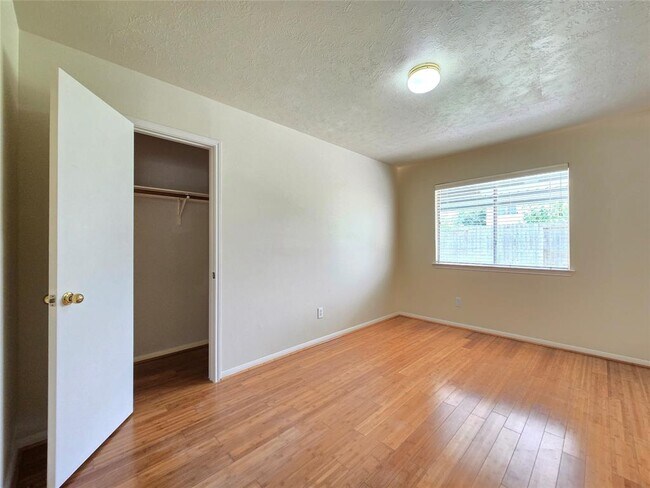 Building Photo - 4011 Lone Dove Ct