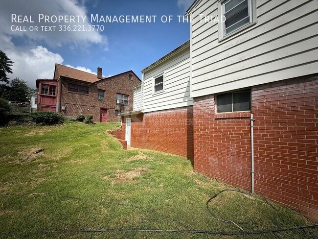 Building Photo - 828 Circle Dr
