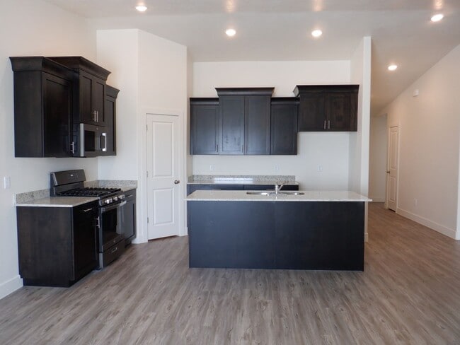 Building Photo - Move-in Discount - 3 bedroom - 2 Bath - Si...