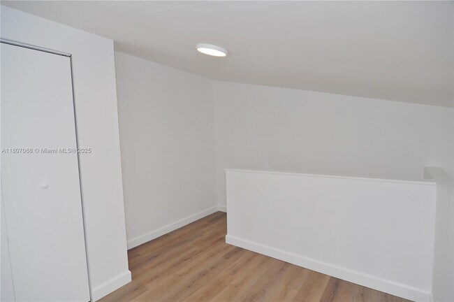 Building Photo - 9427 Fontainebleau Blvd