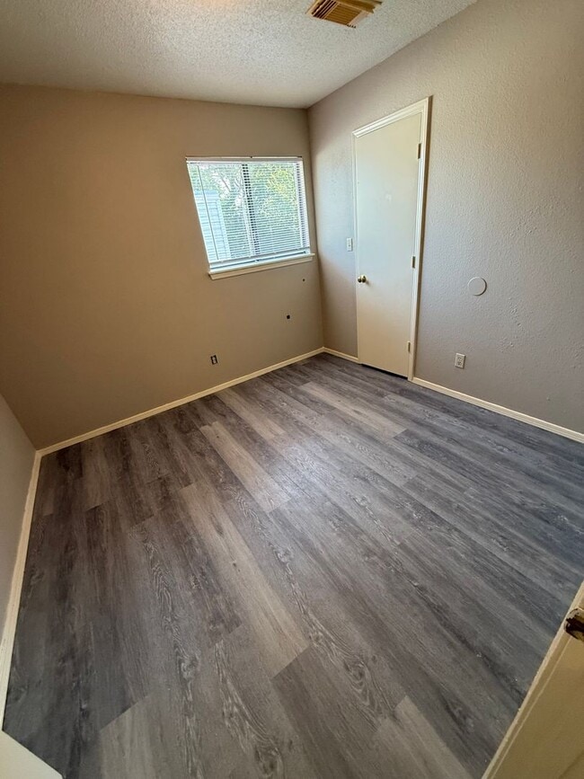 Building Photo - 1502 Heather Ct