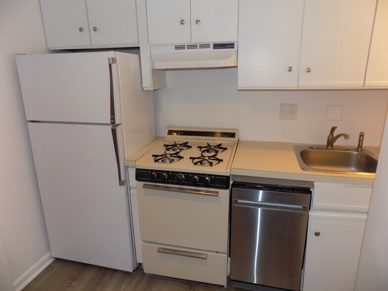 Kitchen - 26 Commonwealth Ter