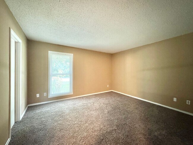 Building Photo - Holden Village Townhome Available - Newly Renovated