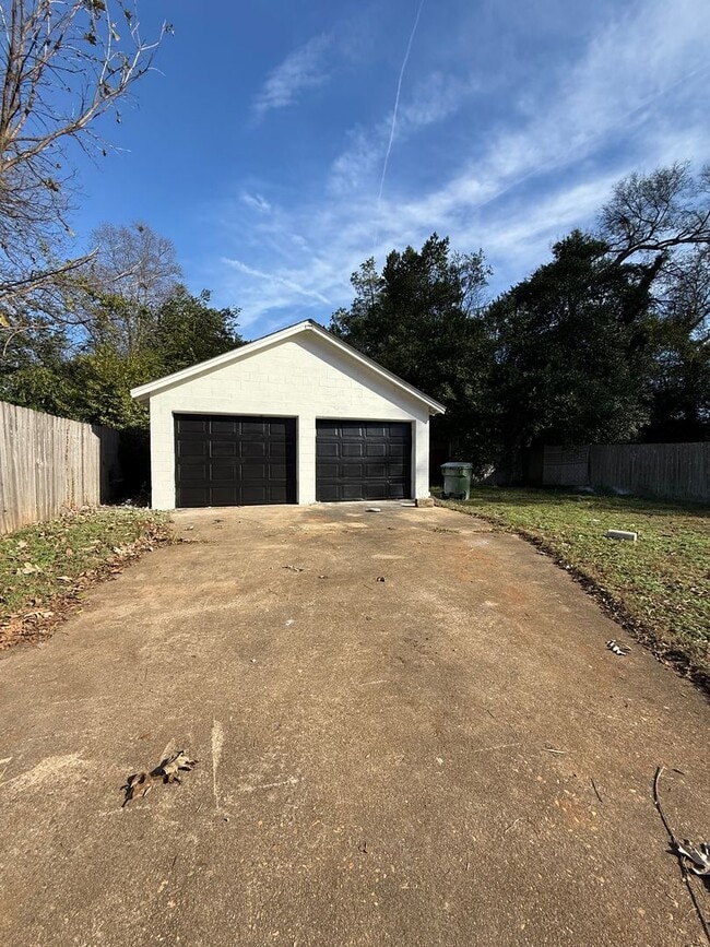 Building Photo - Available June 1st- Recently remodeled 3-bedroom, 2-bath home