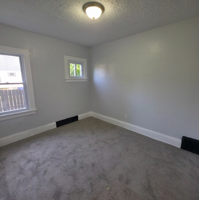 Building Photo - 3625 E 153rd St