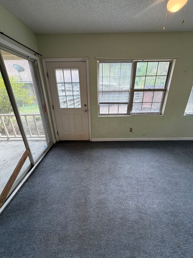 Building Photo - FOR RENT