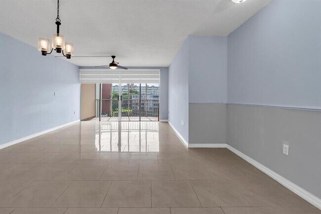 Building Photo - 1690 NE 191st St