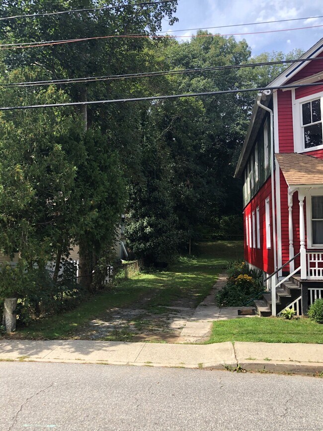 Building Photo - 39 Pearl St