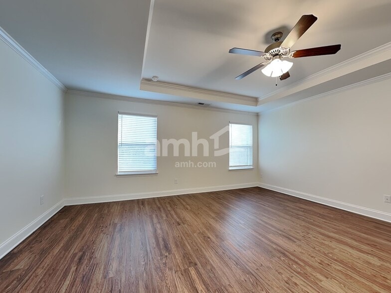 Building Photo - 102 Fairway Dr