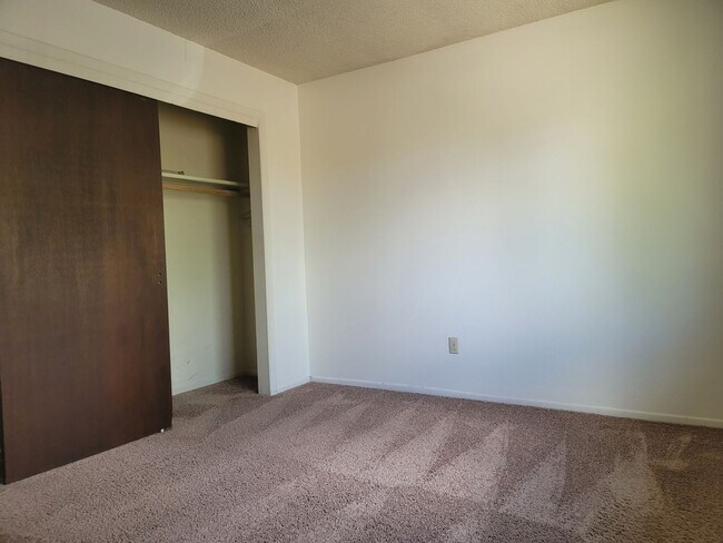 Building Photo - 2870 Montebello Dr W