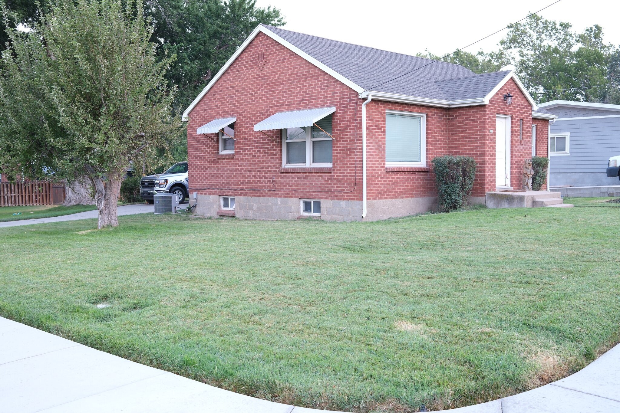 Building Photo - 586 S 400 E