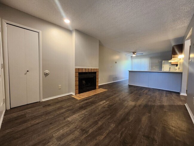 Building Photo - 2922 Straus Ln