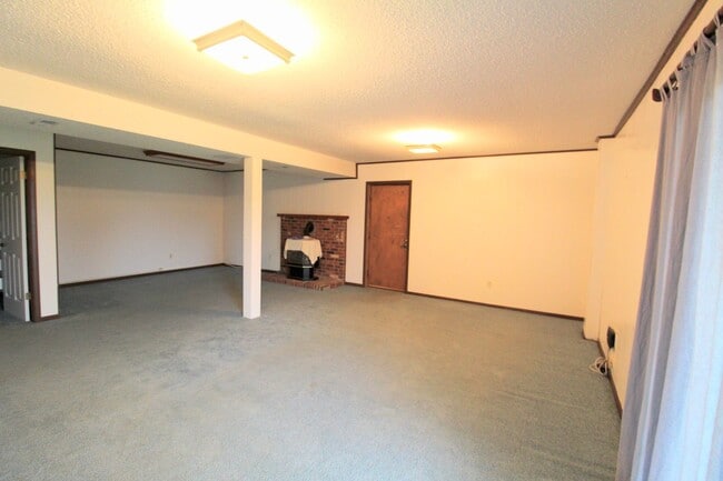 Building Photo - For Rent: Spacious Ranch-Style Home with S...