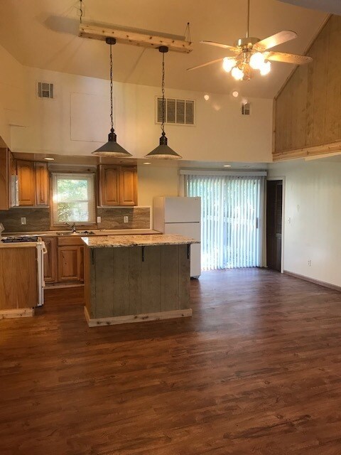 Building Photo - Welcome to your cabin home in the heart of the city!