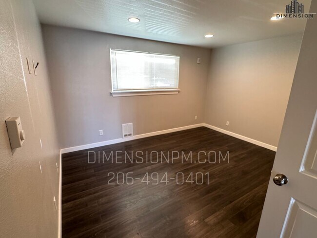 Building Photo - 1 Bedroom Condo with View in the heart of Bellvue!