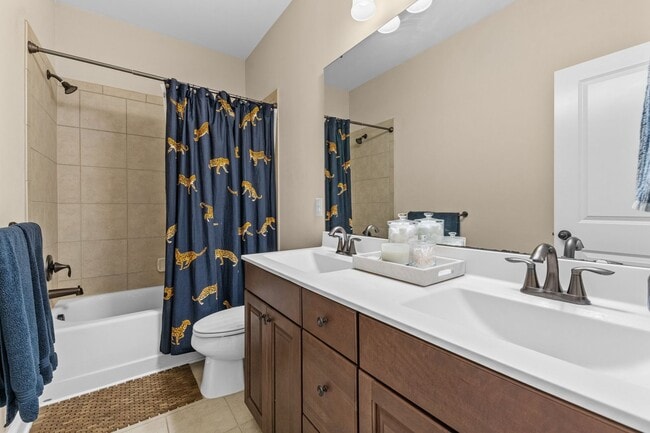 Building Photo - Gorgeous 3 Bedroom Townhome w/ Premium Fin...