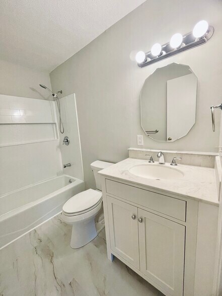 Building Photo - 2400 Harbor View Dr