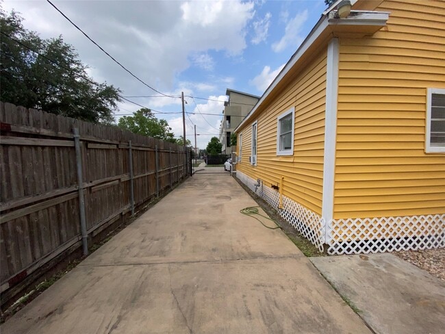 Building Photo - 1517 Summer St