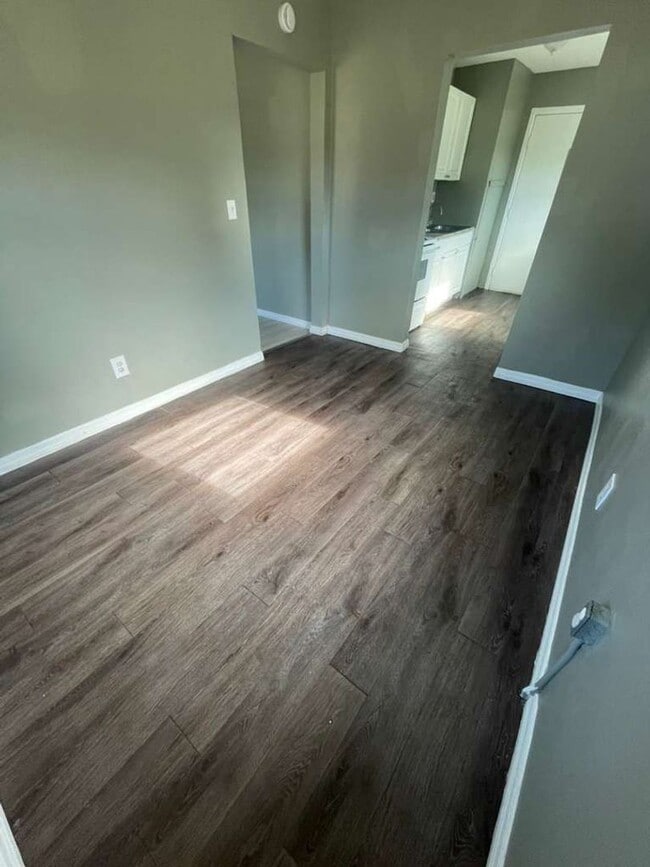 Building Photo - 3/1 Cute cozy single-family home!