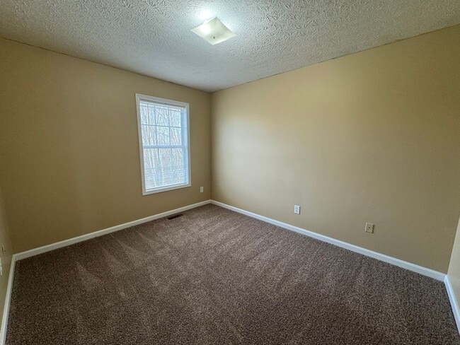 Building Photo - Spacious 3 bedroom, two bathroom home close to GM, Magna and Industrial Park