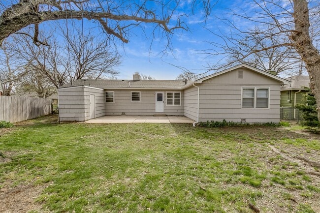 Building Photo - GORGEOUS 4 bedroom 2 bath Ranch!