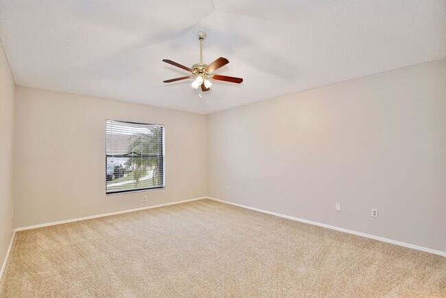 Building Photo - Spacious 4/3 Home with a Fenced Backyard and a 2 Car Garage in Hollowbrook - Winter Springs!