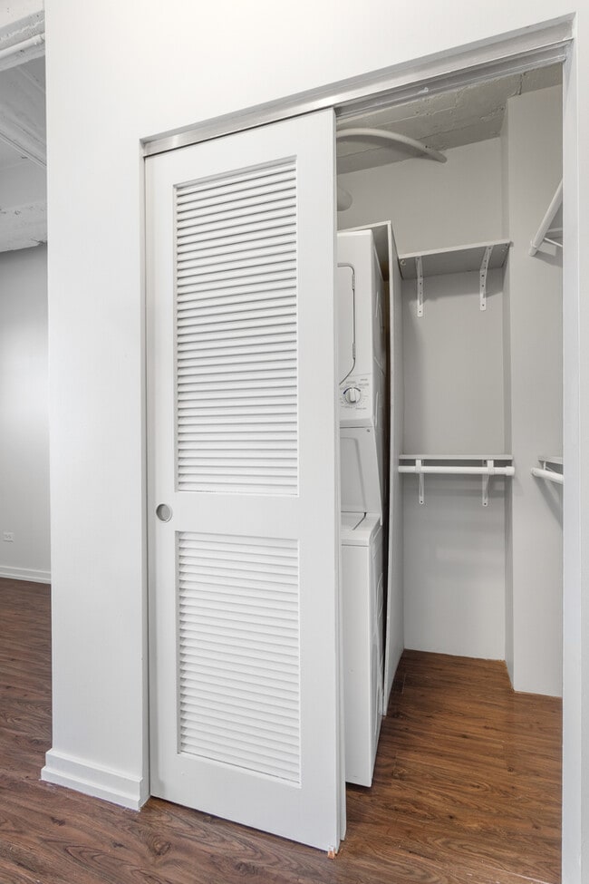 Building Photo - 1325 W Wilson Ave