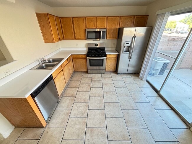 Building Photo - Beautiful 3Bed/3Bath Townhome w/ Garage lo...