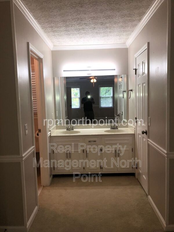 Building Photo - 1565 Maple Ridge Dr