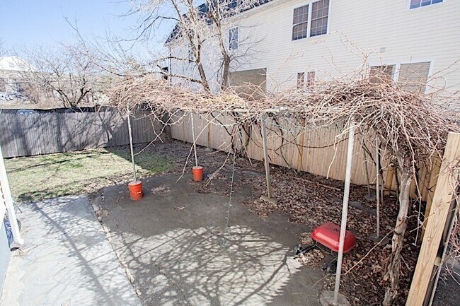 Building Photo - 22 Murdock St