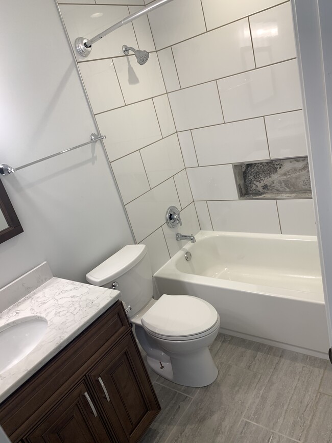 Main/full bathroom - 367 Ashwood Ct