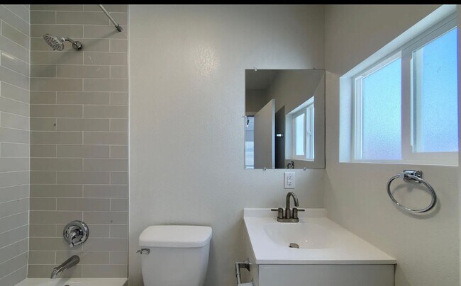 Building Photo - 908 E Pasadena Ave