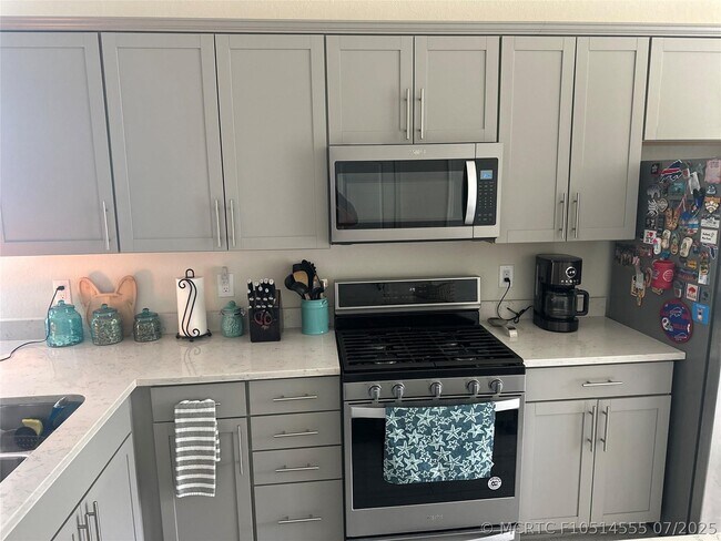 Building Photo - 10179 SW Captiva Dr